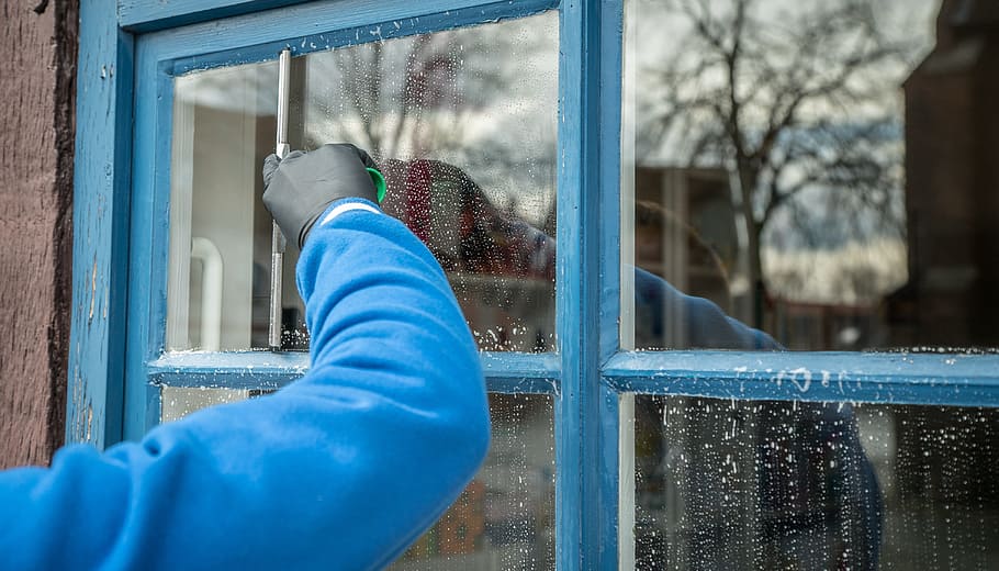 fruhjahrsputz-service-window-cleaning-window-cleaner.jpg